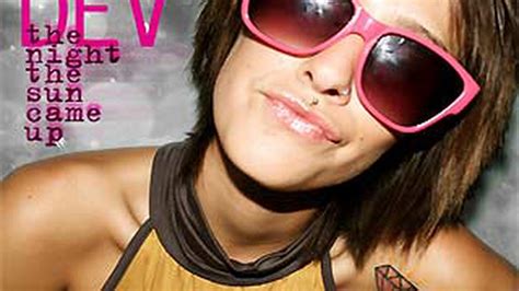 penyanyi dev umumkan kehamilannya showbiz liputancom