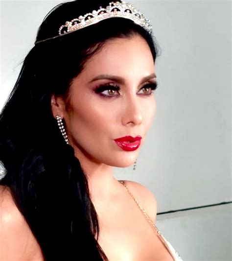 SUGEY ABREGO ™ | ¿Me contarías tus más oscuros secretos? 🤔 . ¡Cuéntame