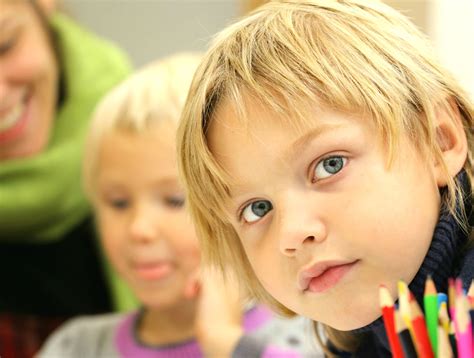 kostenlose bild junge kind bildung grundschule klassenzimmer