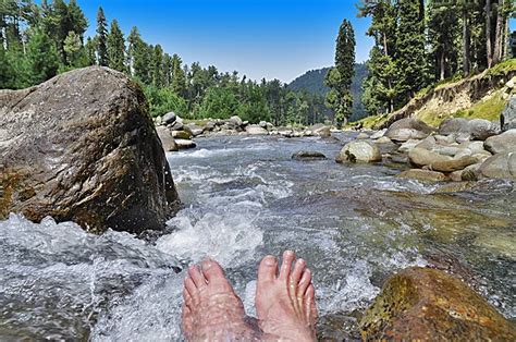 Yusmarg, Füße kühlen im Doodh Ganga River. Kashmir in Indien, Berge im ...