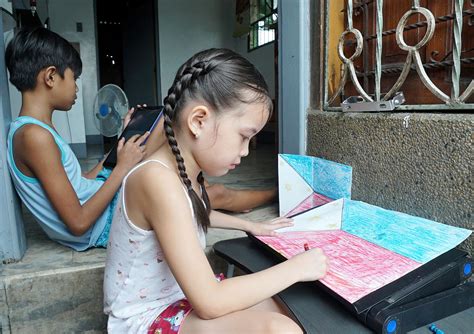 Flag maker | Photos | Philippine News Agency