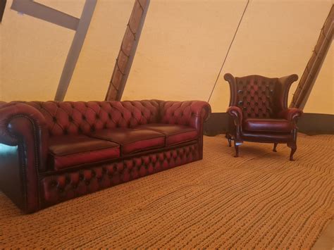 This chesterfield sofa has a hidden compartment in the frame 8