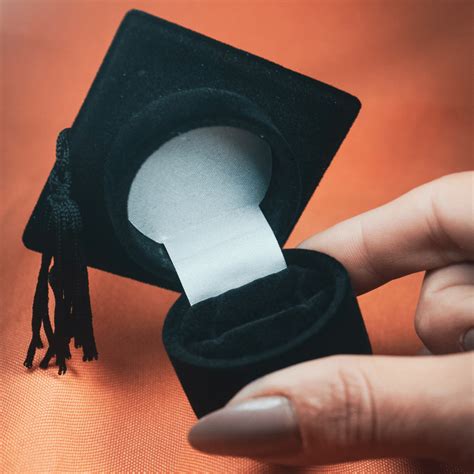 Caixinha De Anel De Formatura - CAIXINHA DE ANEL FORMATURA VELUDO PRETO - Maktub Pratas