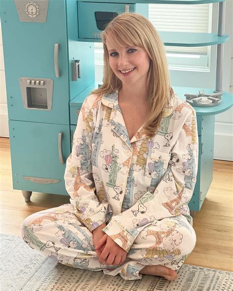 Melissa Rauch's feet