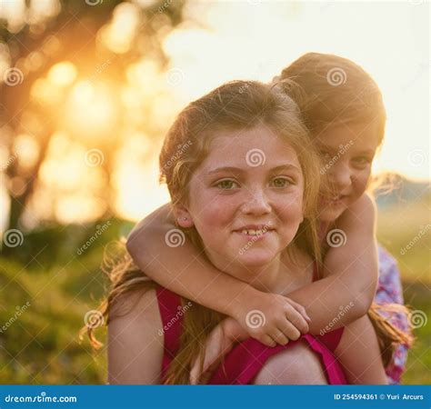 El Amor De Una Hermana Dura Para Siempre. Retrato De Dos Hermanas