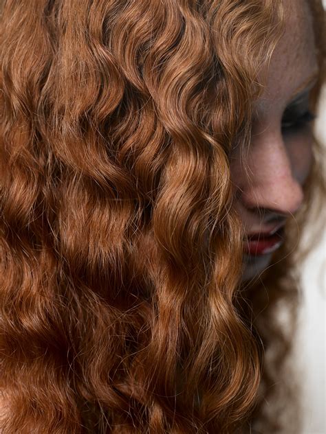 Stylists explain why curly hair with part in the middle works 39