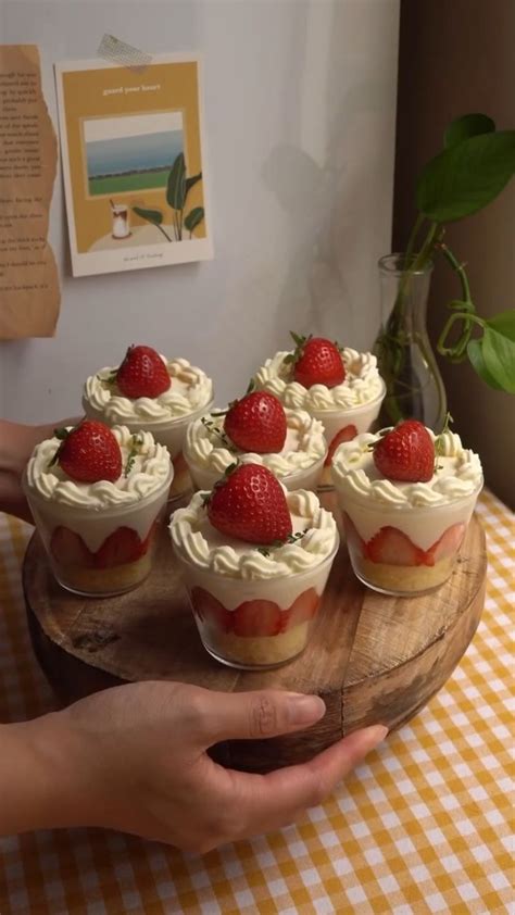 strawberry shortcake video catherine zhang strawberry cake cute
