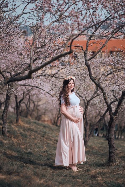 How to Do an Outdoor Maternity Photoshoot | Learn Photography by Zoner