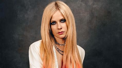 Download Avril Lavigne Background | Wallpapers.com