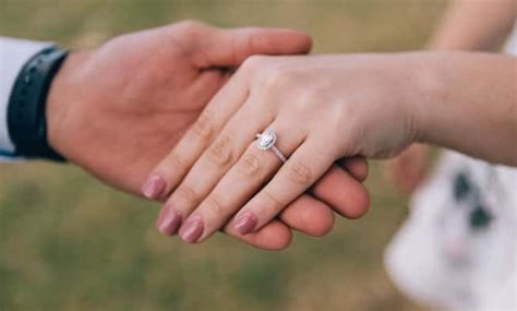 perbedaan lamaran  tunangan  perlu  tahu parasayunet