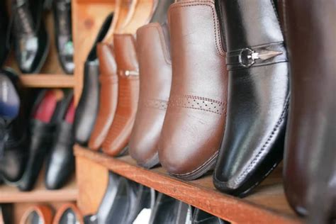 Vendedor de zapatos fotos de stock, imágenes de Vendedor de zapatos sin ...