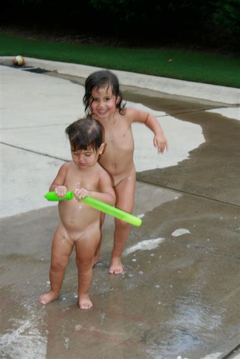 Nudist toddler girls playing-meilleur porno