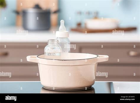 Baby bottles saucepan hi-res stock photography and images - Alamy