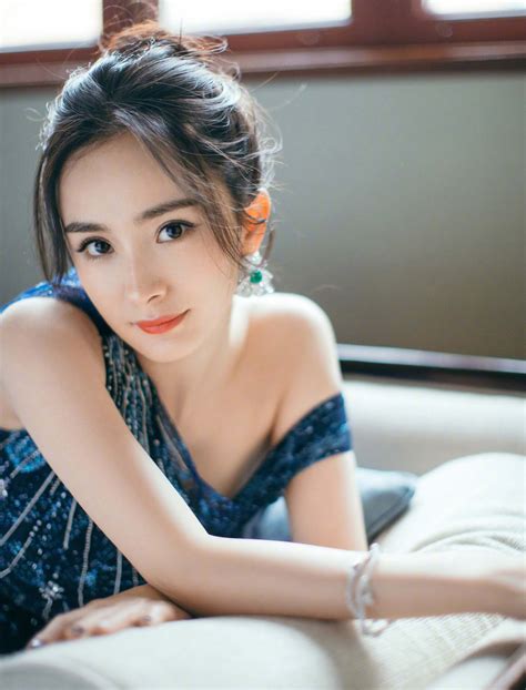 China Entertainment News: Yang Mi poses for photo shoot