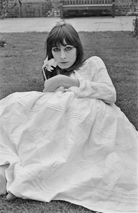 Anjelica Huston compie 71 anni. Ecco i suoi beauty look vintage | Vogue