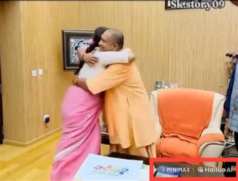 viral video  cm yogi adityanath hugging actress kangana ranaut