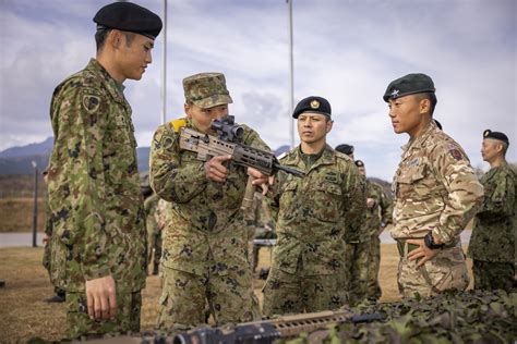 Japanese soldier with a L85A3 assault rifle [3600 x 2401] : r/MilitaryPorn