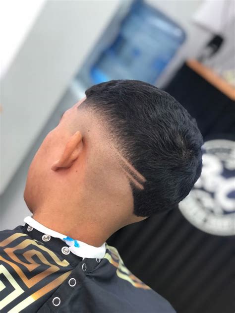 Corte Social Degradê Alto - Fade Degrade alto con garrita en v | Cortes de pelo hombre, Cortes de ...