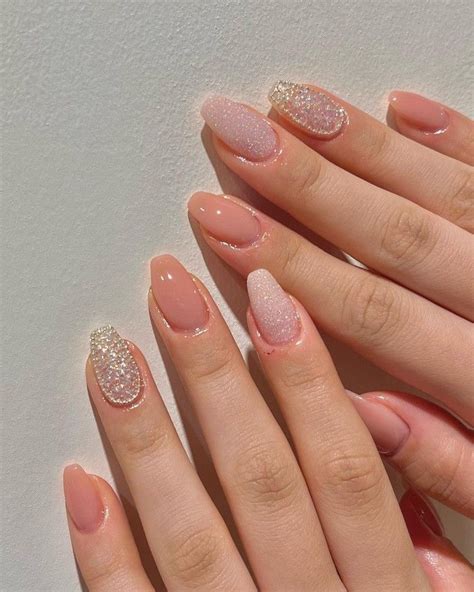Unhas Chiques E Delicadas - Unhas elegantes e chiques | Simple pink glitter nails, Simple pink ...