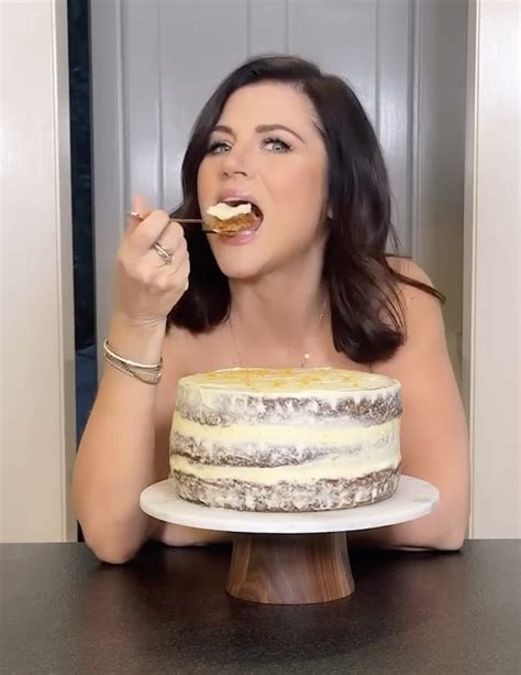 Tiffani Thiessen, 51, goes totally nude as she digs into ‘naked’ carrot