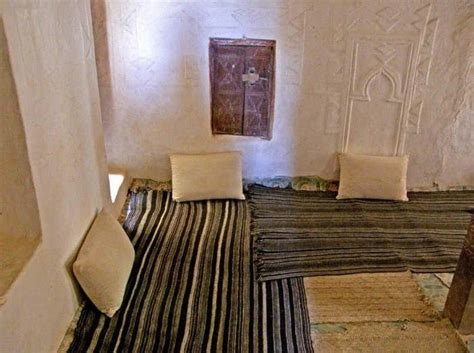Внутри домов довольно аскетично, из-за использования коротких ...