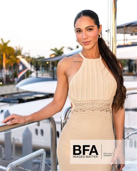 Erika Wheaton Instagram | ThePlace-2.com