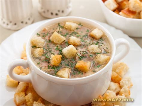Суп с чечевицей, беконом и сухариками