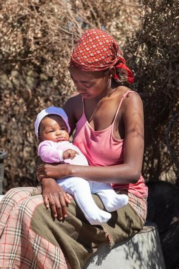 African mother - Photos by Canva