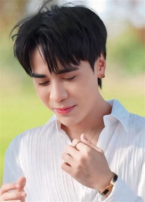 ไหล่ไม่เอียงมากเกินไป ทิ้งความหอมยามบ่ายไว้ ริมฝีปากอย่าสั่นมากนัก หาก