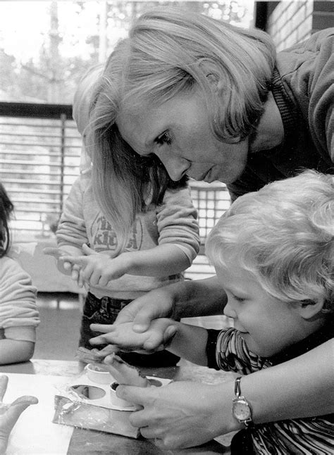 Kerhotäti Hannele Heikkinen työssään - Kosken Kohinat