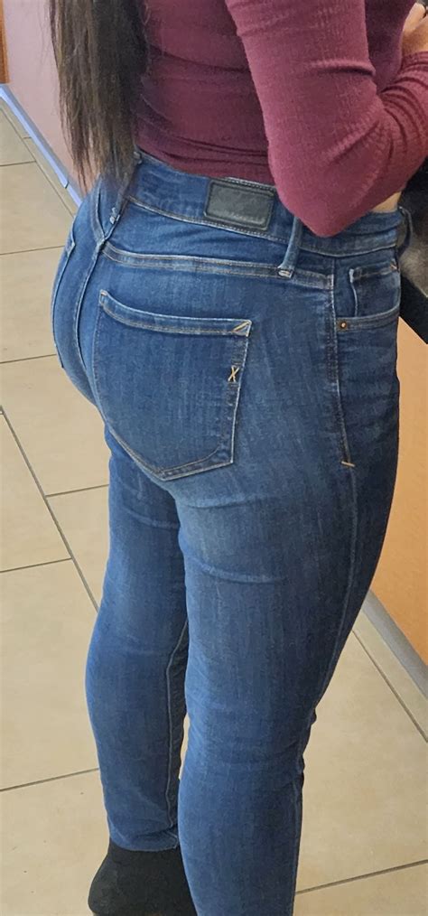 BANK TELLER LATINA BOOTY - Tight Jeans - Forum