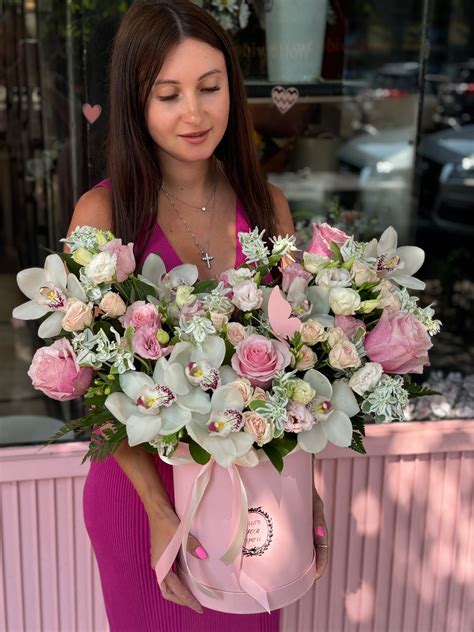 Emily Flowers Box. The photo shows a standard size.by FleurDeVera