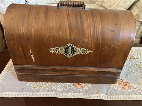 Singer Sewing Machine Hand crank 1910 | Collectors Weekly