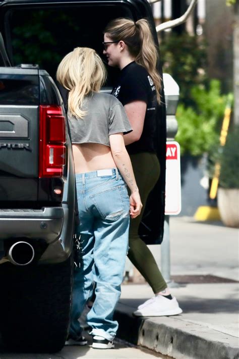 Avril Lavigne Braless Underboob Beverly Hills - Hot Celebs Home