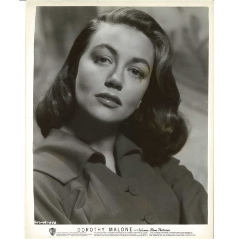 ENSEMBLE DE CINQ PHOTOGRAPHIES EN NOIR ET BLANC DE L'ACTRICE DOROTHY
