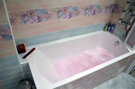 Нежна баня в розово, синьо и лилаво