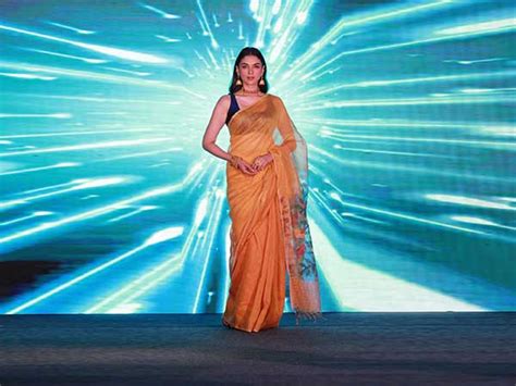 Padmavat Actress Aditi Rao Hydari In A Plain Yellow Sari At Linen Club Fashion Show - Boldsky.com