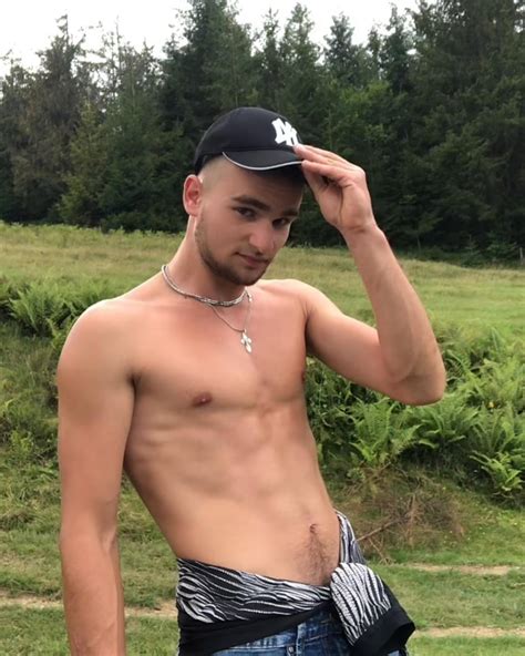 Ваня Ковач | Гуляємо😇👍 | Instagram