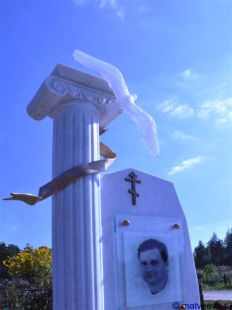 Памятники из стекла