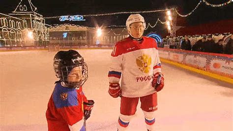 На коньках рядом с президентом. Путин выполнил новогоднее желание ...