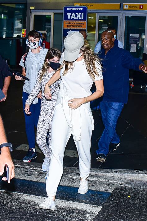 Agora solteira, Gisele Bündchen desembarca no Brasil com os filhos e