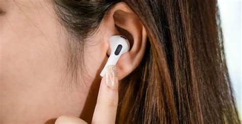 How Do Wireless Earbuds Work? (An In-Depth Analysis)