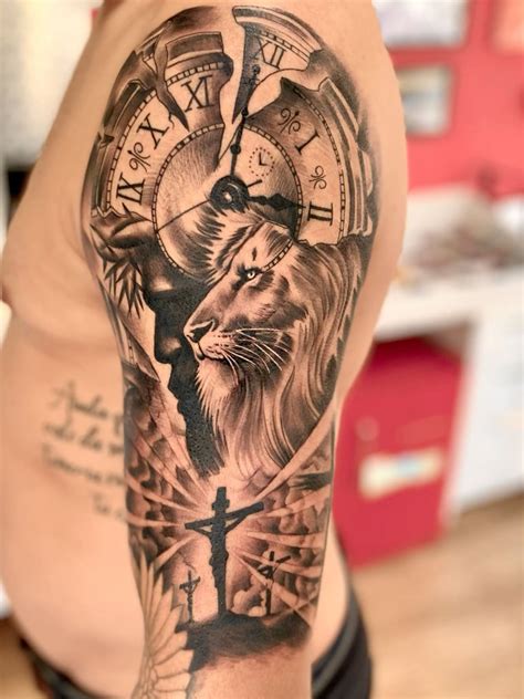 Tatuagem Jesus Cristo No Ombro - Tattoo de Jesus Cristo com Leão e relógio | Tatuagem religiosa no ombro ...
