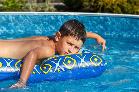 O Menino Da Piscina - Menino na piscina foto de stock. Imagem de feliz, retrato - 25626768