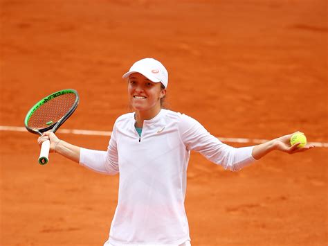 french open results teenager iga swiatek reaches  major final