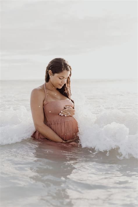 pregnant photo shoot ideas beach beachy maternity portraits ideas