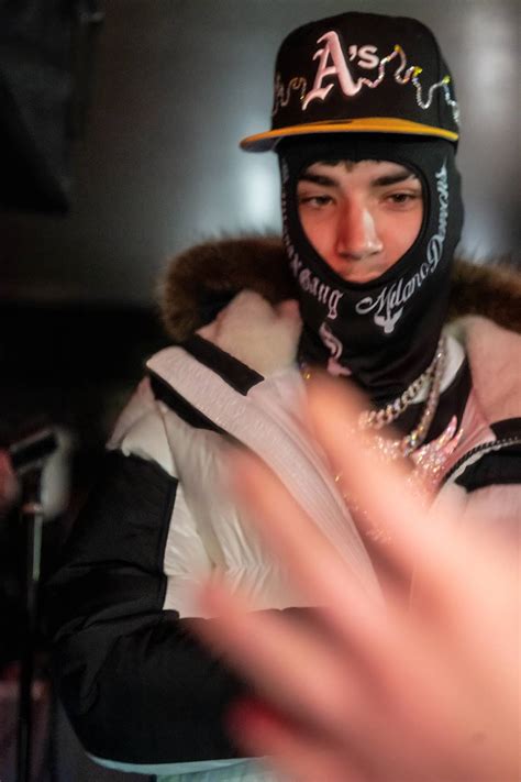 "Dietro ho sempre una pistola". Così canta Shiva nella sua ultima