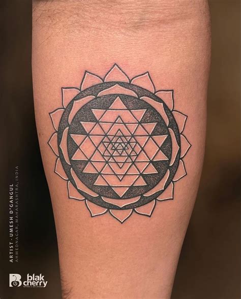 Shri yantra tattoo | Yantra tattoo, Chakra tattoo, Temple tattoo