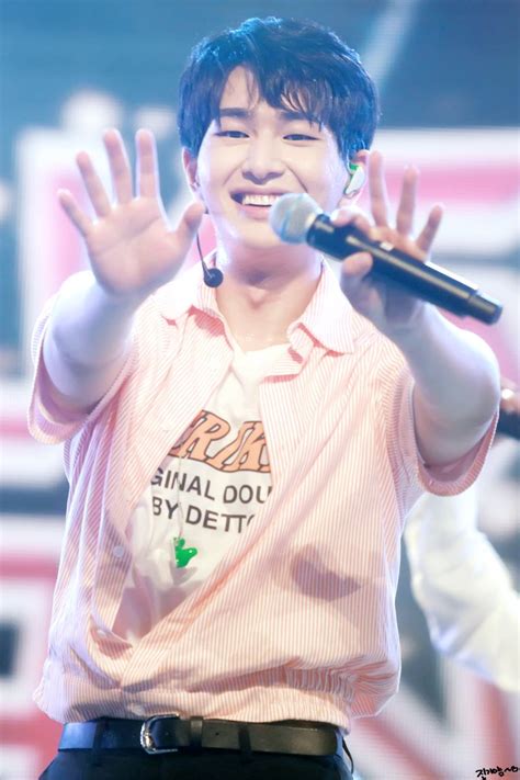 kpop girl onew   brightest smile