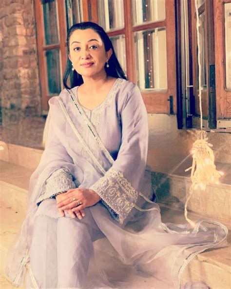 Nadia Afgan Questions Yumna Zaidi's Stardom | Reviewit.pk